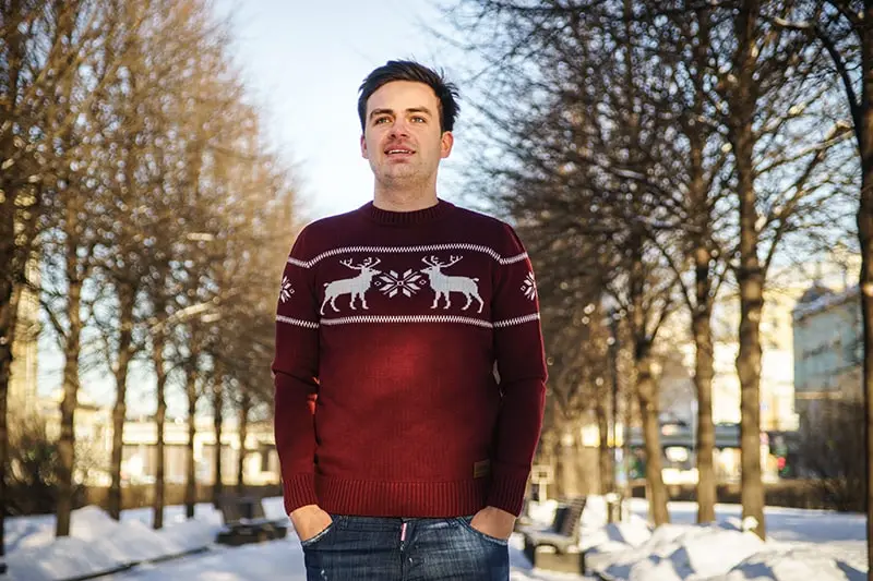 Сергей Косенко в свитере с изображением оленей, представляя один из своих товаров. Возможно, это был намек для своих франчайзи.